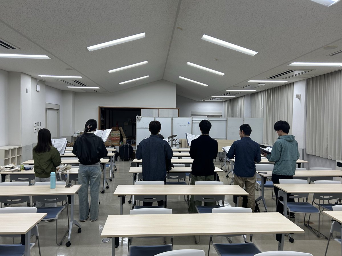 a_kapera06's tweet photo. 今日は学祭リハーサル前日ということで、本番の動きを通して練習しました！！
1回生の中には舞台で披露するのが初めての人もいて、ドキドキしています！✨

☔️天候も心配ですが、心は晴れやかな気持ちで本番に臨めたらいいなと思っています！🔥 https://t.co/vRTcQQrTRw