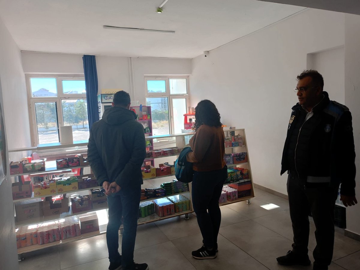 #EmirdağBelediyesi Zabıta Müdürlüğü olarak listedeki Okullarımızın Kantin denetimlerini yaptık. 

Müdür, İdareci ve Çalışanlarımıza;
*Hijyen konusunda 
*Fiyat konusunda 
*Temizlik konusunda 
*Ürünlerin Son Kullanım Tarihi konusunda gösterdikleri özen için teşekkür ediyorum.