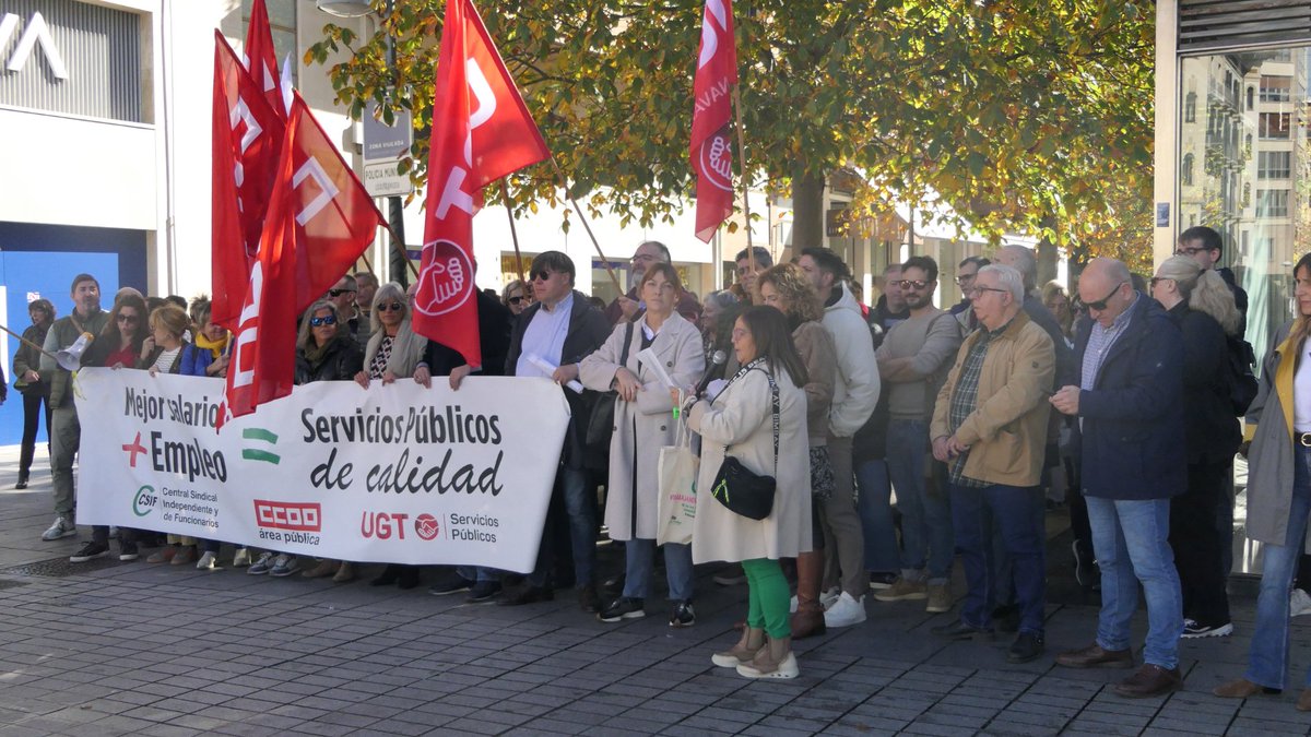 UGT, CCOO y CSIF se concentran frente a la Delegación del Gobierno en Navarra para decir ¡basta ya! al ministro Óscar López: o se sienta a negociar o tendrá huelga general

Más info➡️ navarra.ccoo.es/noticia:740440