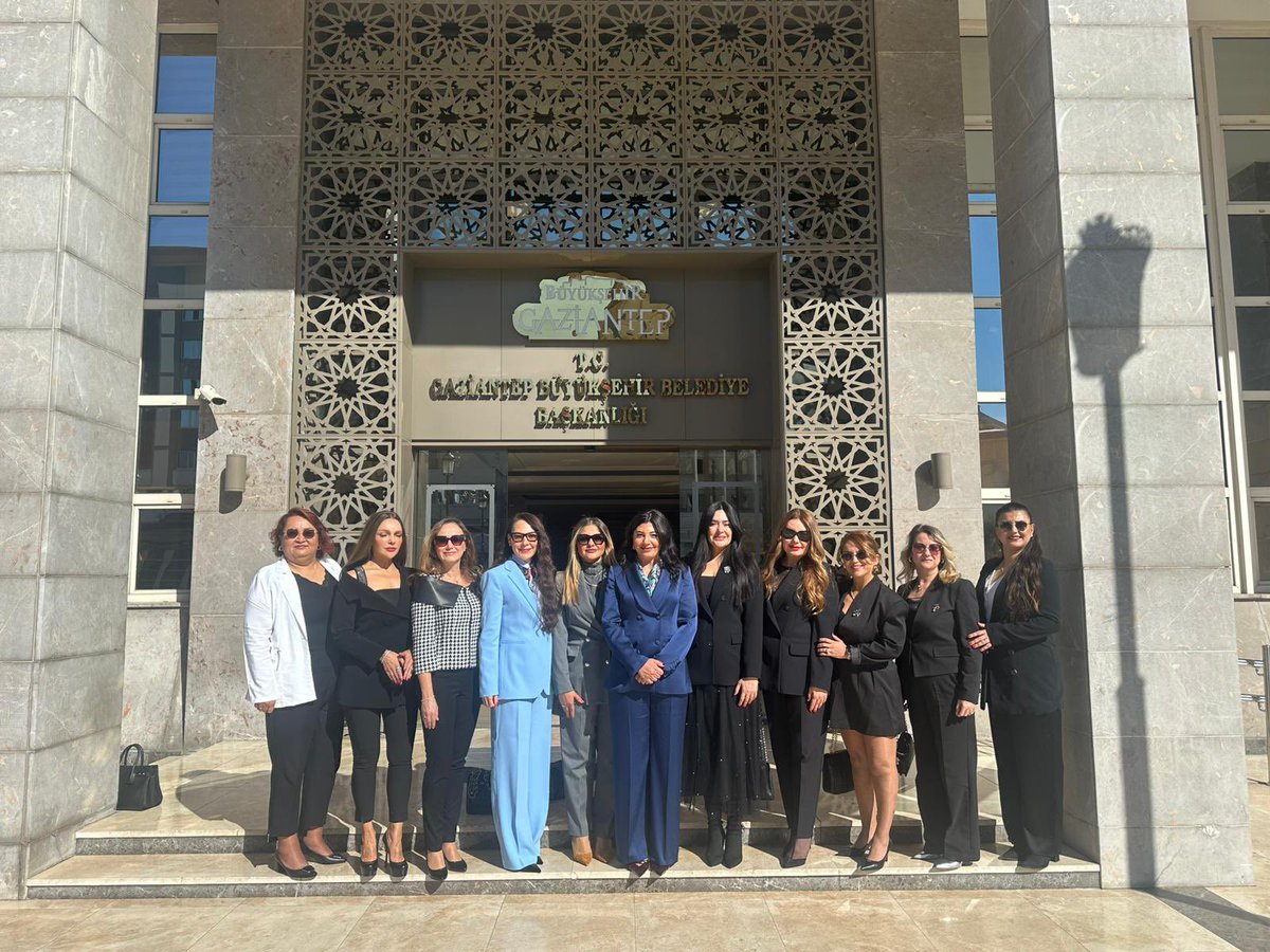 Kadınes olarak, Gaziantep Büyükşehir Belediye Başkanımız Sn. Fatma Şahin’i ziyaret ettik.
Kadın emeği, üretimi ve dayanışmanın gücünü bir kez daha vurguladık.
Nazik ev sahipliği için teşekkür ederiz. <a href="/AyseDemirdover/">Ayşe Demirdöver</a> <a href="/flzcyhn/">Filiz Topaç</a>