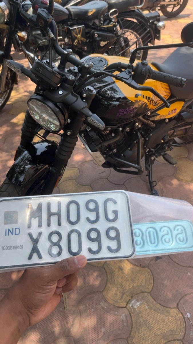 laxman333666's tweet photo. @RoyalEnfieldIn I urge public to think twice before purchasing high end @RoyalEnfieldIn bikes, they don't have spares, bike is lying since 29days at authorised service centre.
Made big mistake by buying Guerrilla 450. Useless brand and service. https://t.co/Y0aC2i26Nb