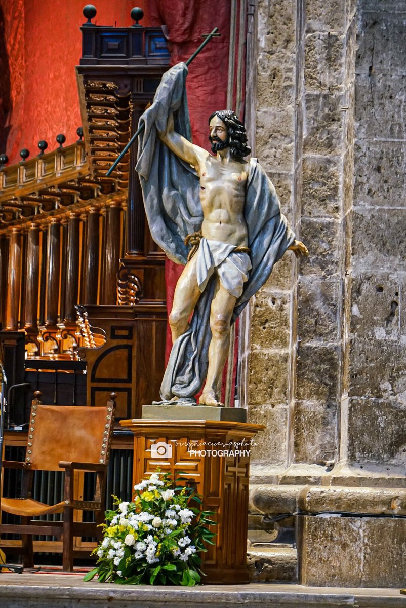 Con motivo del #Jubileo Diocesano de la Enseñanza, la imagen de #JesúsResucitado de #Valladolid ha presidido esta mañana  la eucaristía celebrada por <a href="/MonsArguello/">Mons. Luis Argüello</a> en la catedral de la Ciudad. La imagen se ha podida contemplar desde hace unos días en el altar mayor.