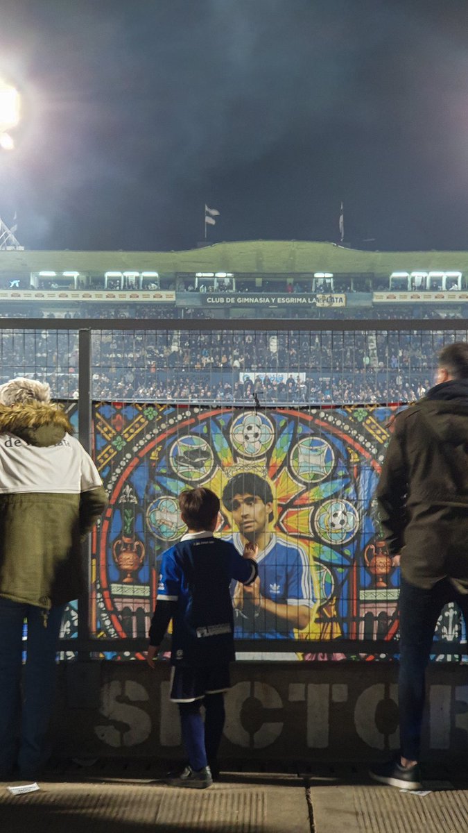 El único tipo capaz de generarme nostalgia de algo que no viví.
Feliz cumple, Dieguito.