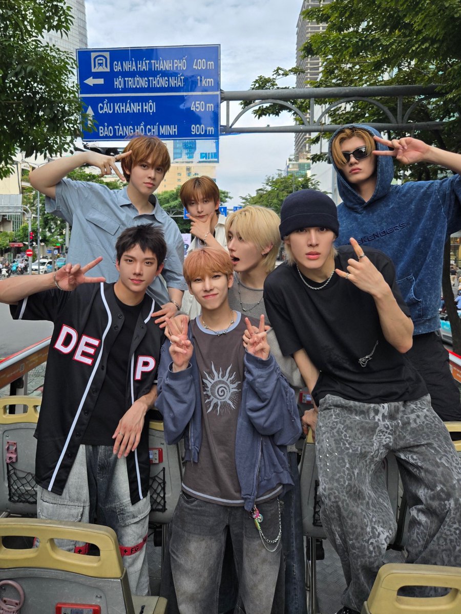 뭐하는중이게 😎🇻🇳

#ARrC #아크 
#Vietnam #HoChiMinh