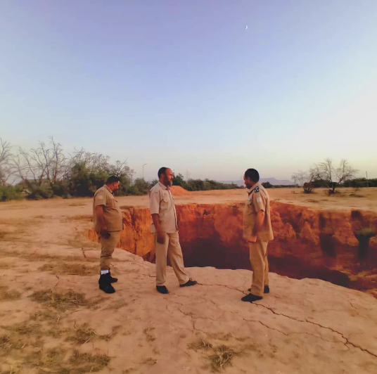 🚨 الشرطة الزراعية بسوق الخميس إمسيحل ترصد تشققات وانجرافات أرضية خطيرة في منطقة الهيرة التابعة لبلدية إسبيعة جنوب #طرابلس

التشققات وصل عمق بعضها لـ10 أمتار قرب المزارع والمساكن والجهاز طالب بسرعة التحرك لإجراء دراسات وحماية السكان
#ليبيا #الهيرة #إسبيعة