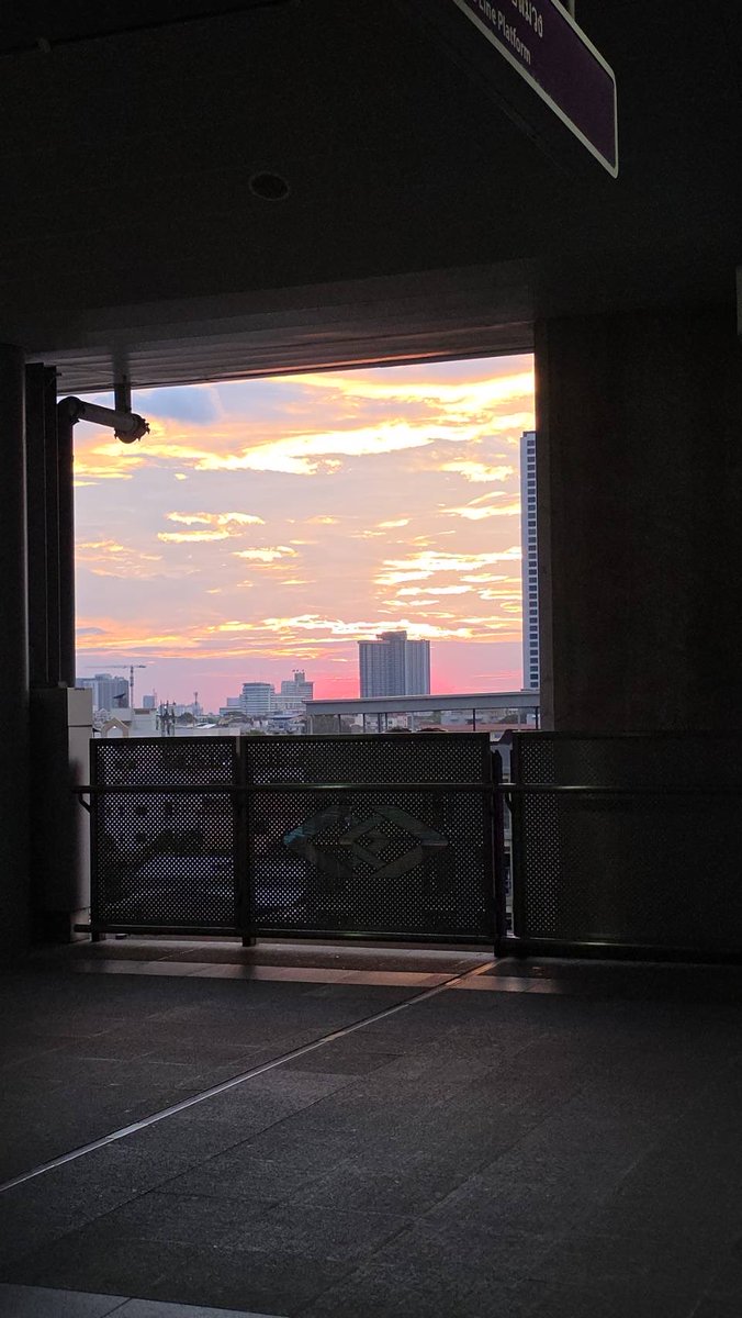 Kerymai_'s tweet image. ชอบท้องฟ้าฤดูหนาวสวยเหมือนภาพวาด