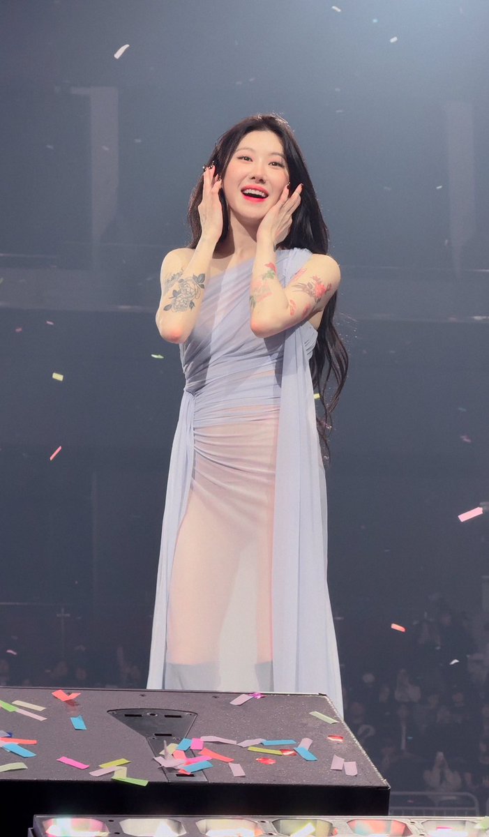 The most profound love is when upon hearing "You have no wings," someone answers, "Do not worry, my dear. I will weave them for you."🤍🪽가장 고급진 사랑은, 누군가 "너에겐 날개가 없구나" 말할 때, 다른 이가 "괜찮아, 내가 너에게 날개를 묶어줄게"라고 답하는 거야.🤍🪽