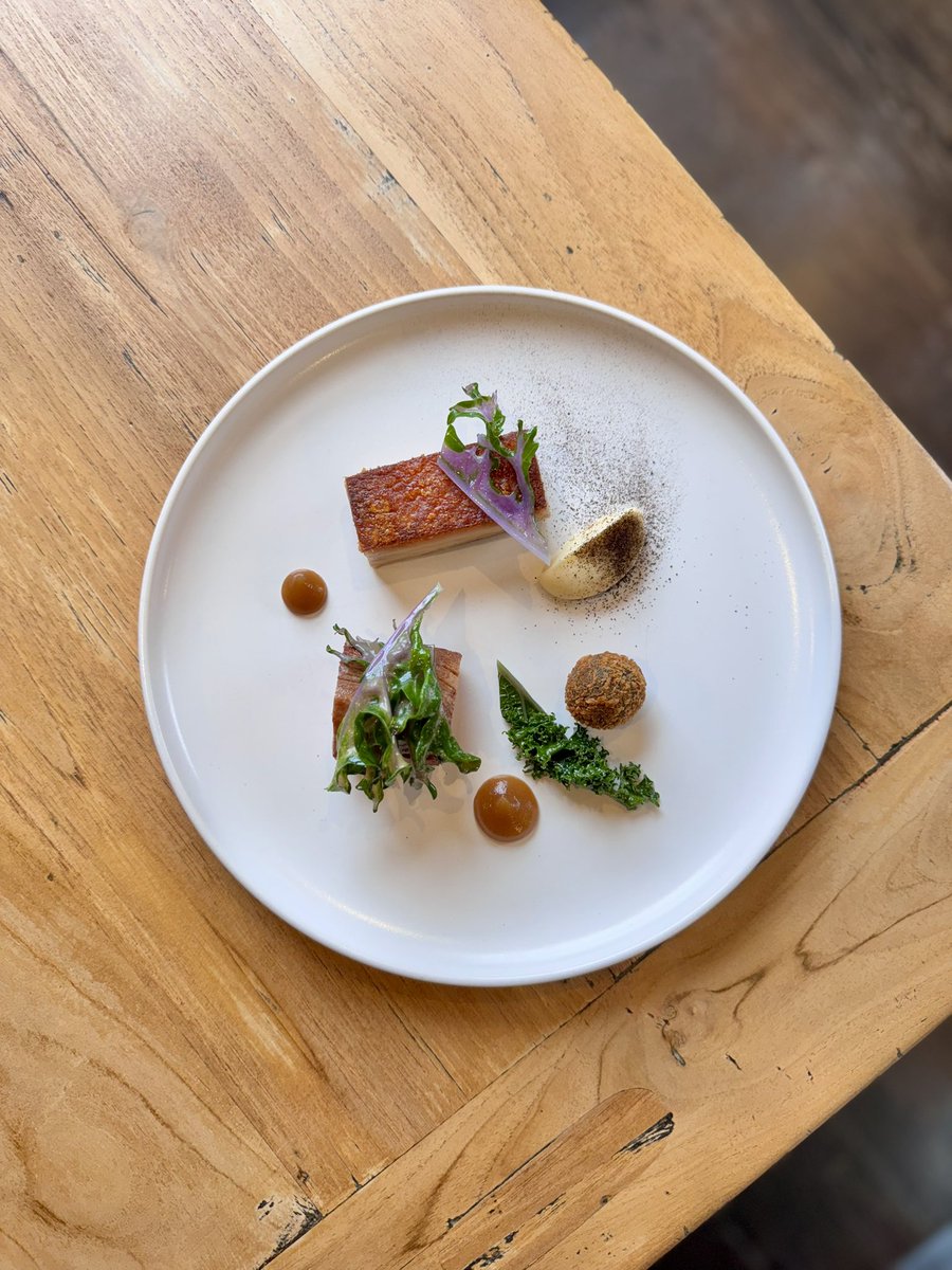 TheKentishHare's tweet image. Middlewhite pork - celeriac, apple, kale, grain mustard
#maincourse #pork #porkbelly #seasonalfood #kent #kentrestaurant #top50gastropubs #michelinguide #thekentishhare