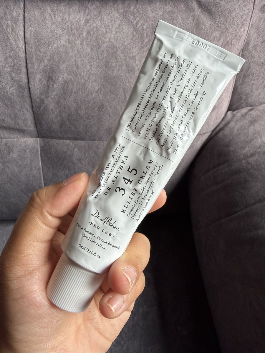 QueenTelekungSK's tweet photo. Girls please buy these 2 cream. WORTH IT NAK MAMPOS ACNE SCARS SEMUA DAH HILANG 🫵🏻😭😭 https://t.co/voCKP7b0uP