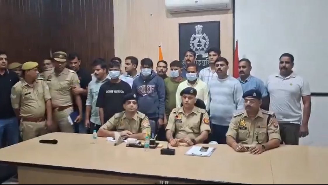 सबसे बड़ा खुलासा,

यूपी के अलीगढ़ में मंदिर की दीवार पर "आई लव मोहम्मद" लिखने वाले 4 आरोपी जीशांत सिंह, आकाश सारस्वत, दिलीप शर्मा, अभिषेक सारस्वत गिरफ्तार हुए हैं,

संघियों ने खूब वीडियो वायरल किया था, मीडिया ने भी खूबसूरत नफ़रत परोसी थी, सब मुसलमानों पर इल्ज़ाम लगा रहे थे। लेकिन