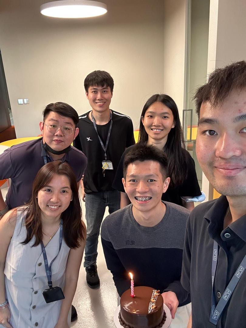 Declarators_'s tweet image. Happy Birthday to Ray from our Logistics team! 🎂✨

Thank you so much for working on your birthday!

#Declarators #Logistics #DeclaratorsCulture #BirthdayCelebratio