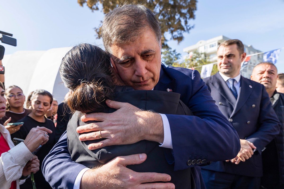 drcemiltugay's tweet photo. 30 Ekim 2020'de yaşadığımız büyük depremden en çok etkilenen ilçelerimizden Bayraklı'da yurttaşlarımızla bir araya gelerek yitirdiğimiz canlarımızı andık. Hayatını kaybeden 117 yurttaşımıza bir kez daha Allah'tan rahmet, geride kalan acılı ailelerine ise sabır diliyorum.

Türkiye bir deprem ülkesi, bunun bilincinde yaşamalıyız. Depremde canlarımızı kaybetmek 'kader' olmamalı. Yerel yönetimler ve hükümet bu konuda sorumluluk almalı, şehirlerimiz afetlere dirençli hâle getirilmeli.

Biz İzmir Büyükşehir Belediyesi olarak yapı envanteri, zemin araştırmaları, Deprem Master Planı, afet koordinasyonu ve eylem planları gibi birçok konuda somut adımlar atıyoruz. Daha güvenli şehirlerde yaşamak her yurttaşımızın hakkı, bu yüzden var gücümüzle çalışmaya devam edeceğiz.