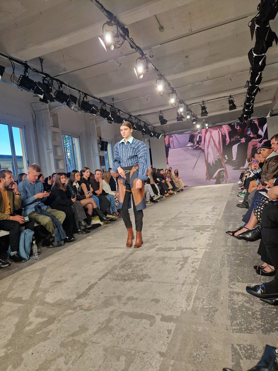 Felicitations à <a href="/EcoleLISAA/">LISAA</a> Paris pour son défilé lors de la <a href="/FashionGradIT/">FashionGraduateIT</a> ! Une belle créativité.