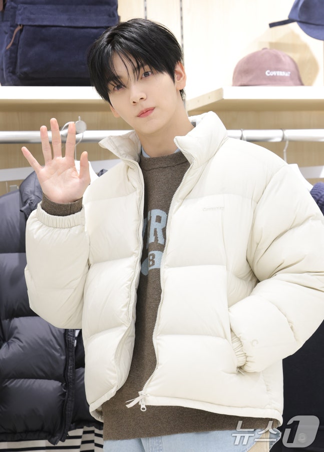 TomorrowXMoa403's tweet photo. سوبين من حدث إفتتاح متجر العلامة التجارية COVERNAT في سيول.

#SOOBINxCOVERNAT
#SOOBIN #수빈
#TOMORROW_X_TOGETHER

{🐚} https://t.co/61dXtRORyR