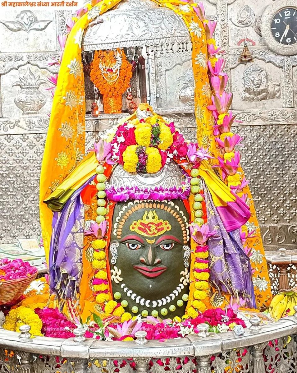 🙏🌹जय श्री महाकाल🌹🙏
श्री महाकालेश्वर ज्योतिर्लिंग का संध्या आरती श्रृंगार दर्शन
30-10-2025 कण-कण में महादेव 💕