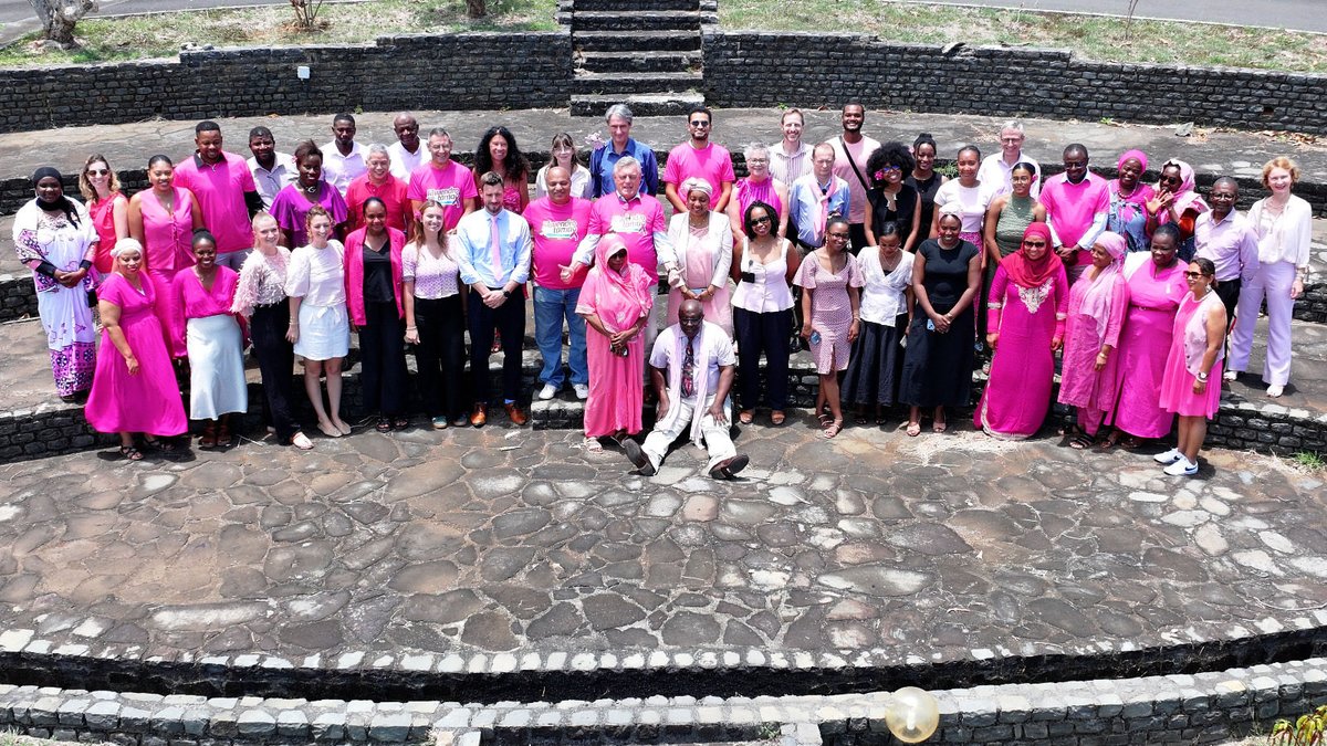 Prefet976's tweet image. #OctobreRose #Dépistage

Tous en rose 🌸 pour soutenir la lutte contre le cancer du sein et promotion du dépistage.🎗️

Ce jeudi 30 octobre, les agents de l’État se sont réunis afin d’encourager le dépistage du cancer du sein à l’occasion d’ #OctobreRose.