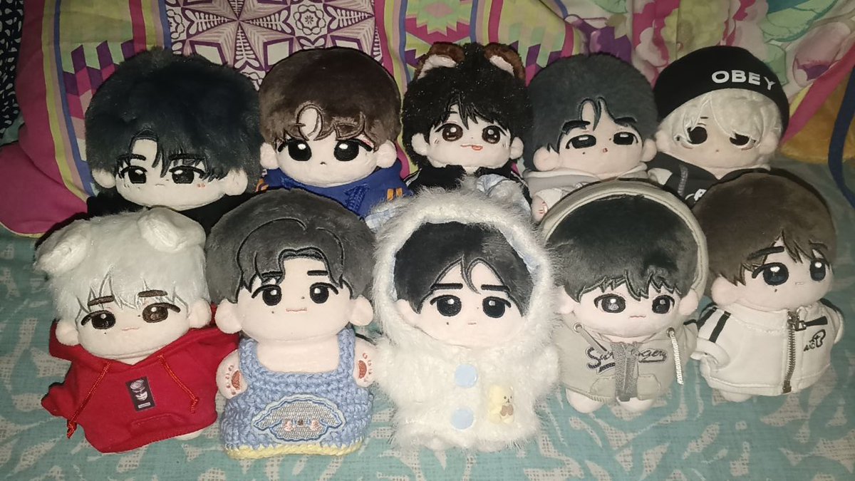 HELLOOOOOO GUYSSSSSS, MEET MY SIBLINGSSSSS 

PS. eong iba di pa nakauwi ><