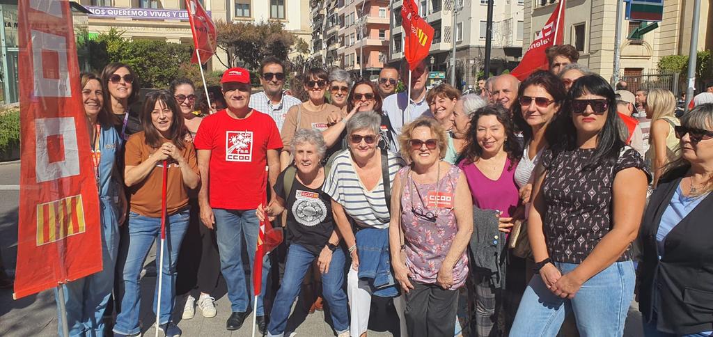 En la concentración de hoy frente a la delegación del Gobierno advertimos al ministro Oscar López de que o se sienta a negociar un acuerdo salarial o tendrá #HuelgaGeneral
#CumpleLoPactado #EmpleoPúblico #CCOOseMueve
