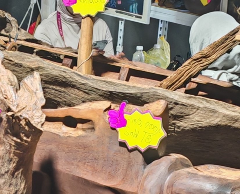 Harga kayu pun dah boleh buat downpayment kereta 😭
RM3,000… RM7,000… RM10,000 😭 Cantik memang cantik, tapi tengok harga terus insaf 😭
Kayu pun sekarang level pelaburan, bukan perabot lagi...