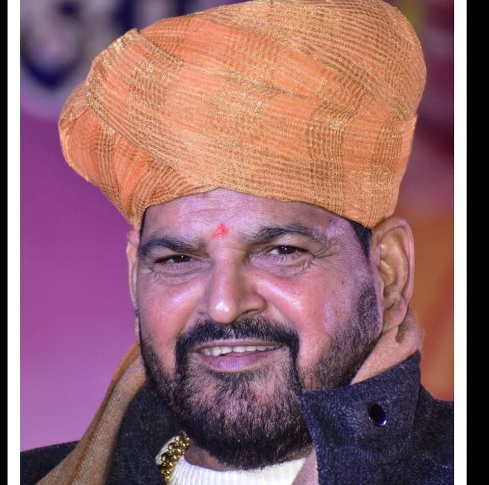 बिहार के चुनावी सभा मे जा रहे अपने priavte हेलीकॉप्टर से  अचानक मौसम खराब हो जाने के कारण पूर्व सांसद बृजभूषण शरण सिंह की हेलीकॉप्टर की आपातकालीन लैंडिंग बड़ी ही सूझ बूझ से पायलेट ने किसी खेत मे कराई सब सुरक्षित है  #AskSRK #Trending #trend #BrijBhushanSharanSingh