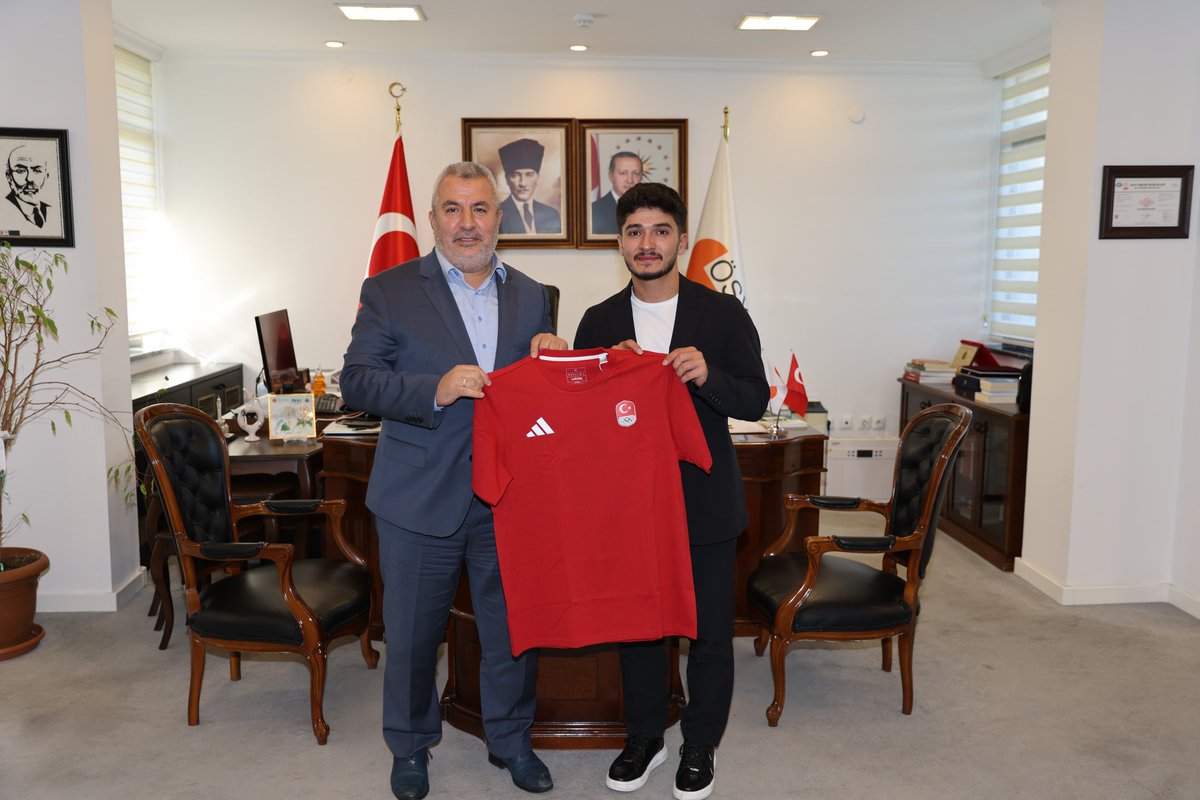 2025 Halter Büyükler Dünya Rekortmeni ve Şampiyonu Muhammed Furkan Özbek kardeşimi ÖSYM'de misafir ettik.  Dünya Şampiyonu Muhammet Furkan'a nice yeni rekorlar ve şampiyonluklar diliyor, nazik ziyareti için çok teşekkür ediyorum.