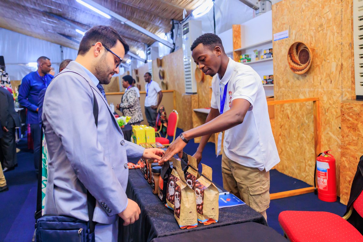 aetradegroup's tweet photo. He showcased the initiatives like the Digital Trade Advisory foundation that empowers youth and #Rwandan #SMEs.
#KigaliEvents #SokokuuAfrica #SmartAfrica #WTO #tradefin #MastercardFoundation
#AfricaSMEs #DigitalTrade #MadeInRwanda #Research #africanunion 3/4 https://t.co/wqqiCMkEs4