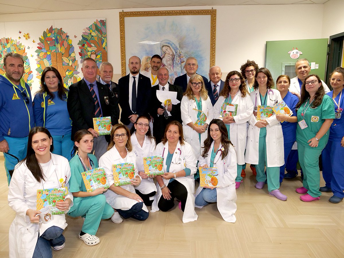 🐝"Piko e nettarina", donata alla Scuola Ospedaliera #CasaSollievo la pubblicazione che sottolinea l'importanza di api e lombrichi. 

📚Servirà ad intraprendere un progetto didattico per promuovere la tutela degli insetti per l'intero ecosistema

🔎operapadrepio.it/it/notizie-e-c…