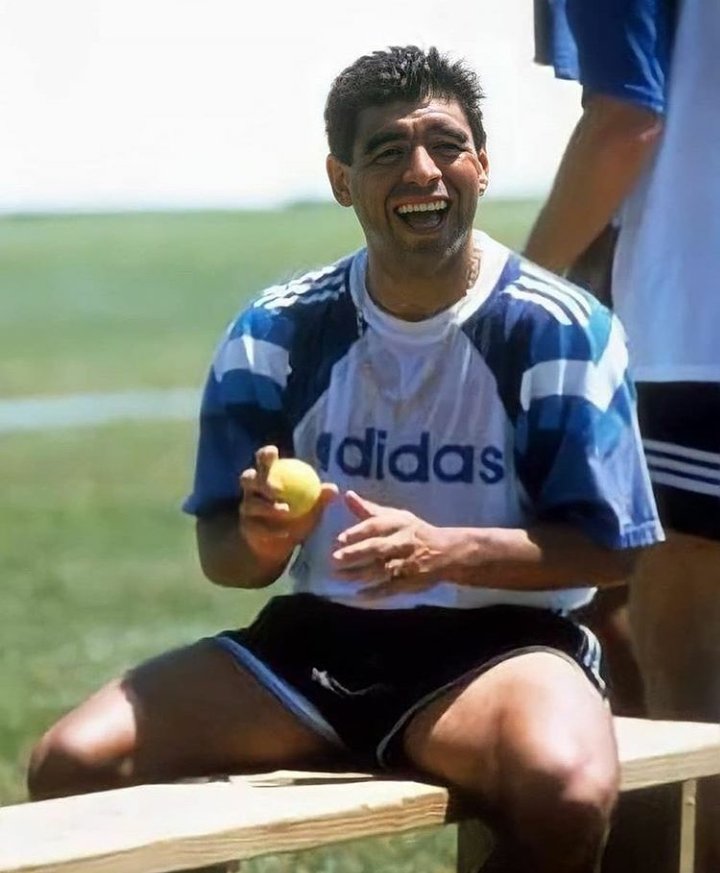 El cumple el , el mas humano de todos los dioses feliz cumple diegote se te extraña 💕