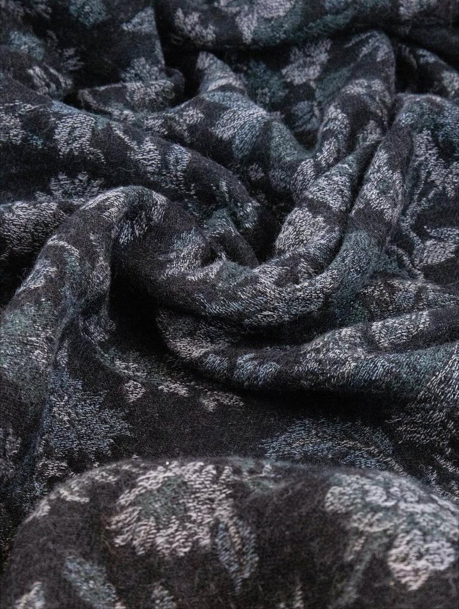 SinghvisInc's tweet image. Meet our friend, Ronnie who refuses to share the Noir Wool Throw 🐾🐾

#singhvis #woolthrow #blockprint #winteressentials