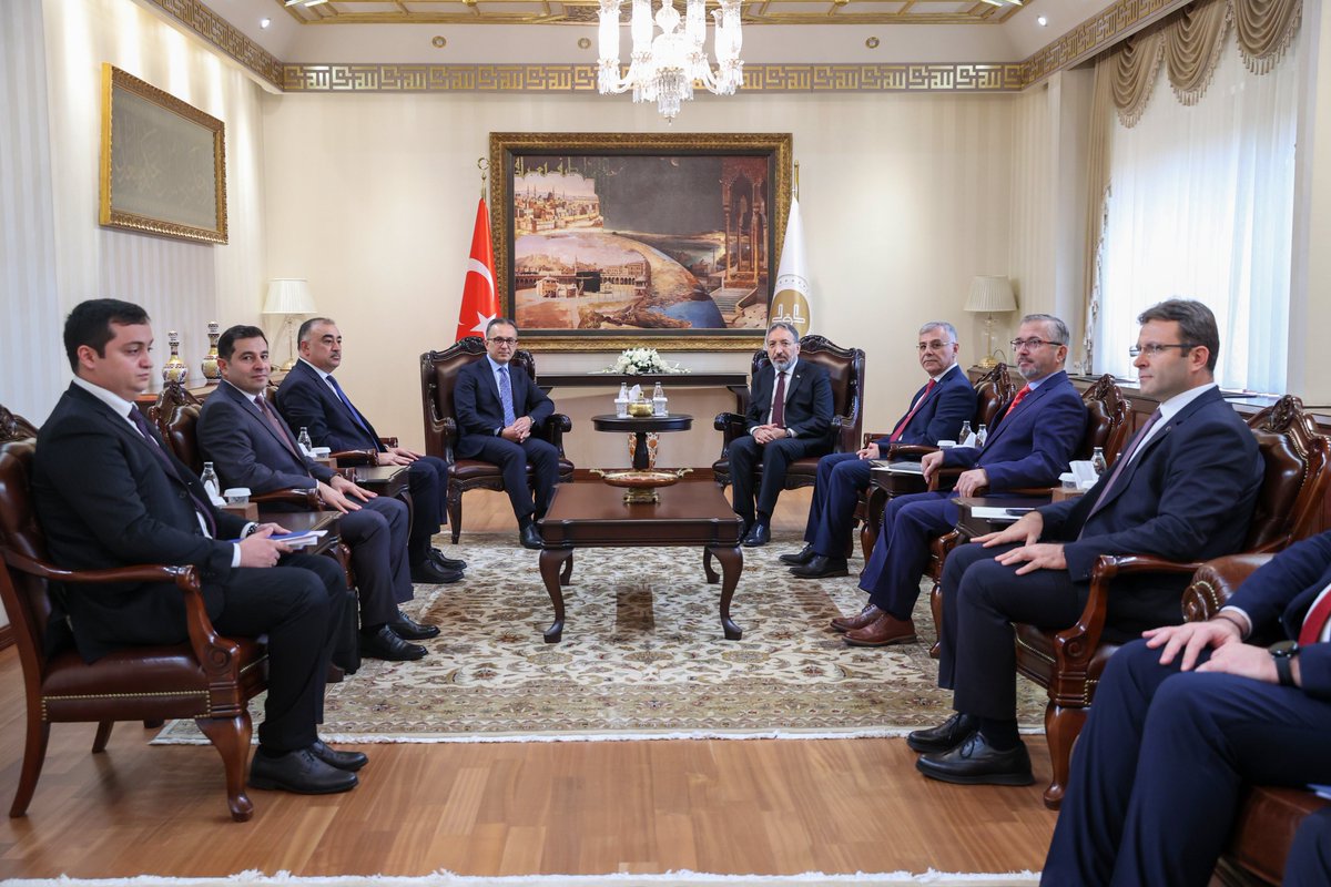 Dini Qurumlarla İş üzrə Dövlət Komitəsinin sədri Ramin Məmmədov oktyabrın 30-da Türkiyə Respublikasının Diyanət İşləri İdarəsinin sədri Safi Arpaguş ilə görüşüb. 

Ətraflı: scara.gov.az/az/xeber/ictim…

#diniqurumlarlaişüzrədövlətkomitəsi #beynəlxalqəməkdaşlıq