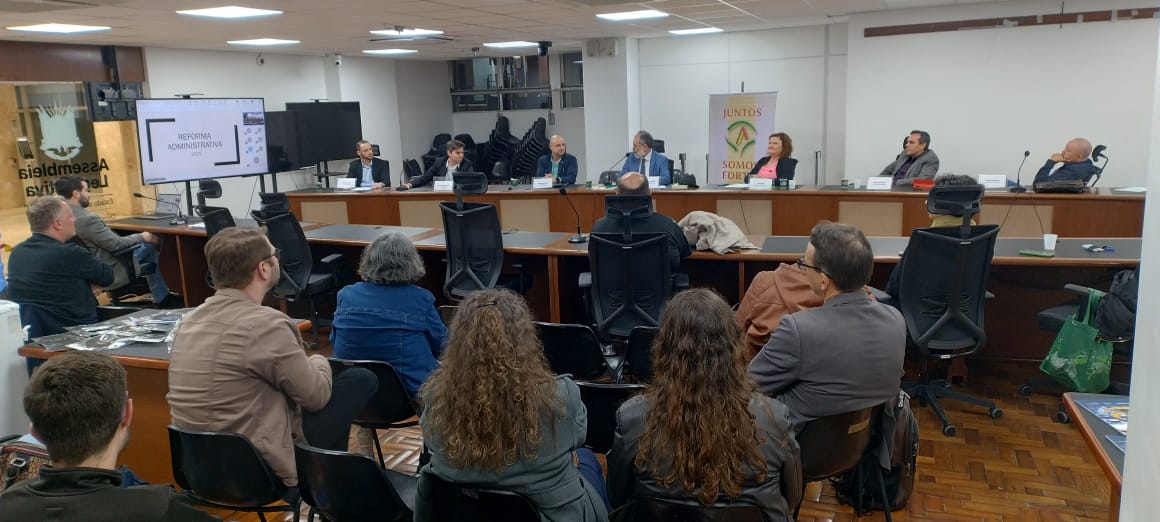 AsserlegisRS's tweet photo. A Asserlegis realizou ontem reunião plenária comemorativa do Dia do Servidor Público, evento em que foram homenageados os ex-Presidentes e o vice-Presidente e realizados debates sobre a PEC nº 38/2025 (Reforma Administrativa) e o regime de teletrabalho na Assembleia Legislativa. https://t.co/O53nSe6Rrx