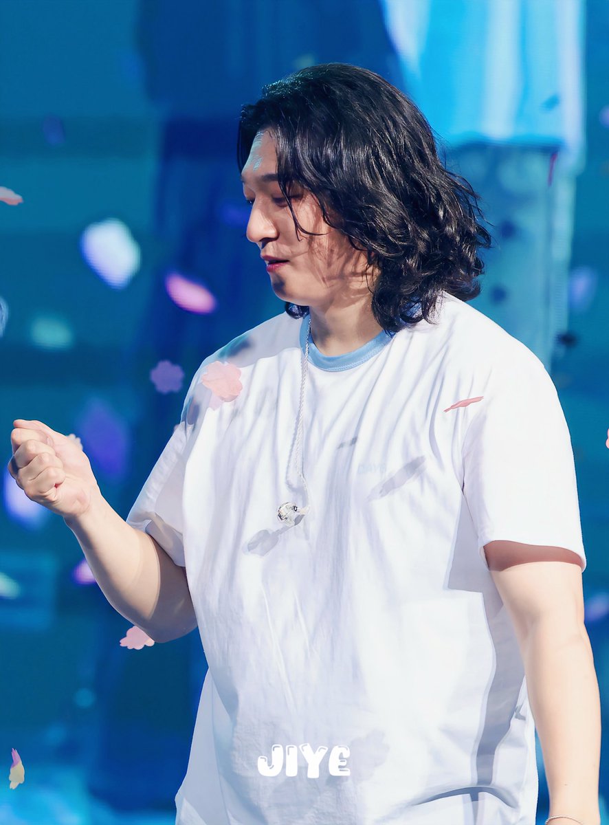 jiye0209's tweet image. 250725 PIER 10
#DAY6 #성진 #SUNGJIN #데이식스 

컨페티 잡구 보는 성진이🥰ㅊ