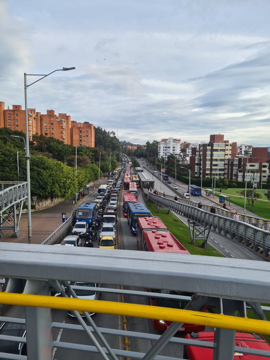 Wilfred_Ch's tweet photo. La Bogotá impuesta por Enrique Peñalosa y su idolatrado @TransMilenio  Hoy 30/10 a las 6:50 am Av Suba X Av Boyacá. https://t.co/OLZ1CitGpp
