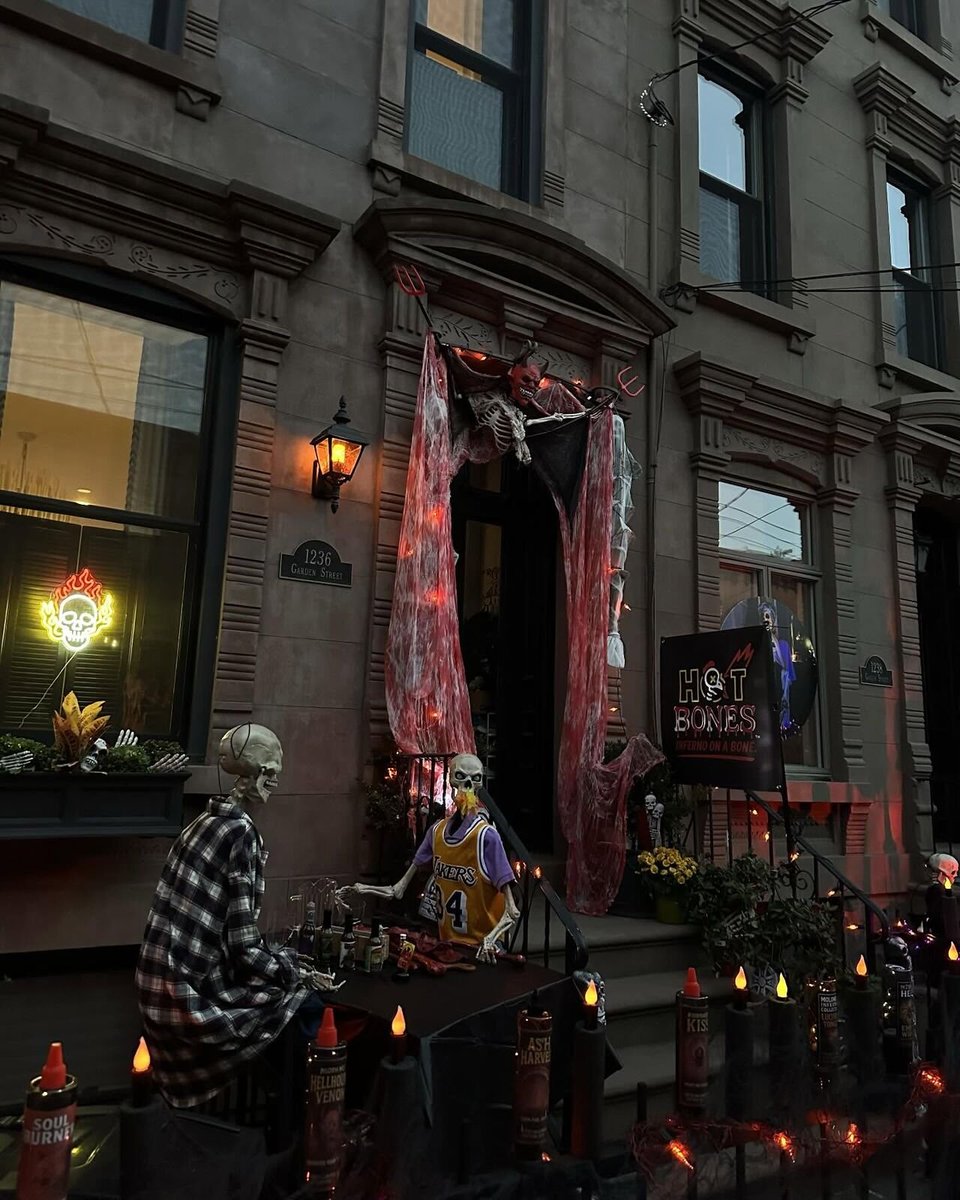 Halloween is the festival where people show their most creative side.

Sharing some of the best house decor I liked! 🎃

Drop your Halloween decor pics in the comments!

#Halloween