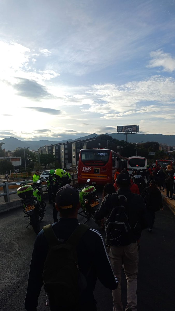 jdavid_g4's tweet photo. Esto pasa ahora en la Av Suba sentido Occidente Oriente, bus articulado chocó contra bus de la policía que se encontraba en el carril exclusivo a la altura de la Av Boyacá. @TransMilenio https://t.co/uDDOkgR4iw