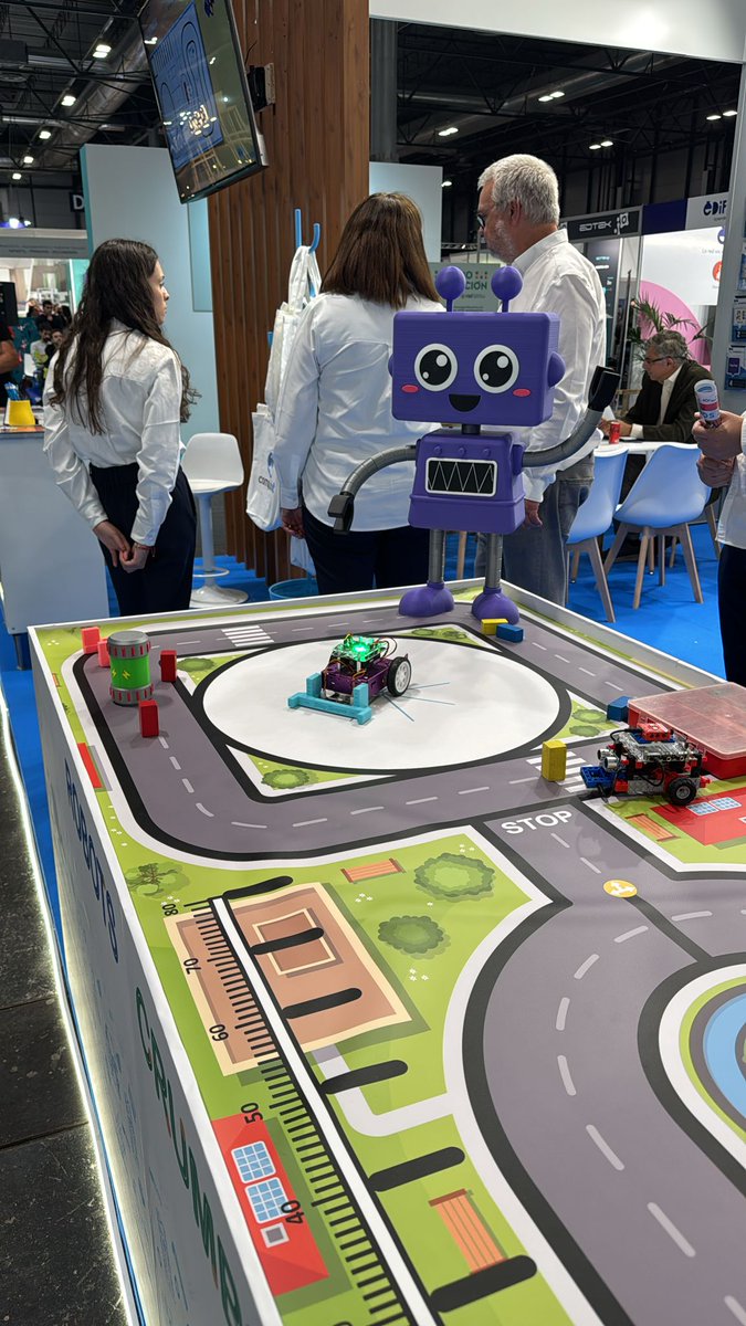 CentrosDigitale's tweet image. Seguimos en #SIMOEDUCACIÓN2025 
Pásate por  Stand 5C04 @Complubot 

🤖Soluciones innovadoras  
🔧Desde #Infantil a #Bachillerato 
📚Prueba materiales y contenidos
👉Resuelve dudas técnicas  

#PensamientoComputacional #LenguajesProgramación #RobóticaEducativa
