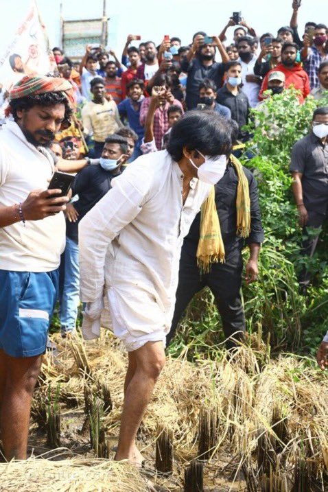 Harinani_'s tweet image. Pic 1 : 2009, not even in politics 
Pic 2 : when no power
Pic 3 : as DCM of Andhra

Always for the people with the people @PawanKalyan 👌