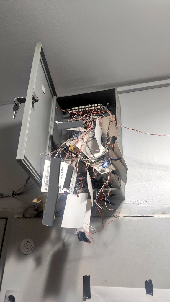 asseyniwa's tweet photo. istanbul İzzetpaşa mah. yıldız sok. 30-32 gönül apartmanı, Türk Telekom binamda altyapı yok diyerek aylardır bana internet bağlatmıyor altyapı olmayan binada bu portlar bulunmaz, komşularım internet kullanamazdı, bögle kapasitesi dolu olsa yan binamda yeni abonelik açtırılamazdı. https://t.co/xUhiXlz7tR