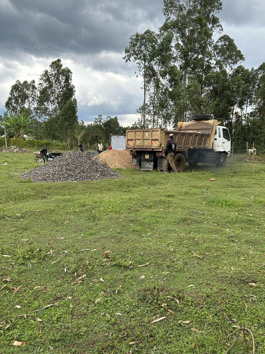 calebwagala1's tweet photo. Leaving Nairobi for Homa Bay 🌱☕ At the border of Nyamira &amp; Homa Bay, first step: fence the farm, then plant 1,300+ Arabica trees. #CoffeeJourney #NewBeginnings https://t.co/hii9v7ReMq