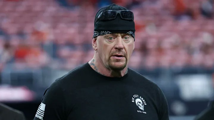 🚨 Il y a encore en 2025, de nombreuses personnes qui disent qu'il n'y a aucun risque dans le catch parce que c'est scénarisé. The Undertaker s'est confié sur le véritable coût physique de sa carrière lors d'une interview avec Tom Segura : 

🗣️ : "À ce jour, j’ai fait remplacer