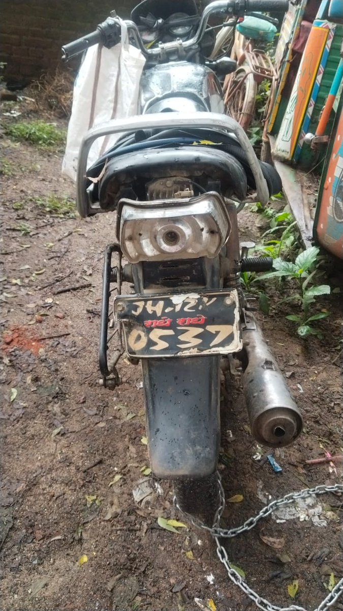 spkoderma1's tweet image. कोडरमा पुलिस, तिलैया थानान्तर्गत बाइक से अवैध शराब की तस्करी करते एक आरोपी को  देशी महुआ शराब सहित गिरफ्तार किया। @JharkhandPolice @DigHazaribagh