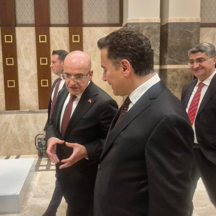 Ali Babacan: ekonomideki çatlağı nasıl kapatacaksın, çok zor...
Mehmet Şimşek: Nasıl kapatayım Ali; çatlak aha bu kadar... :)