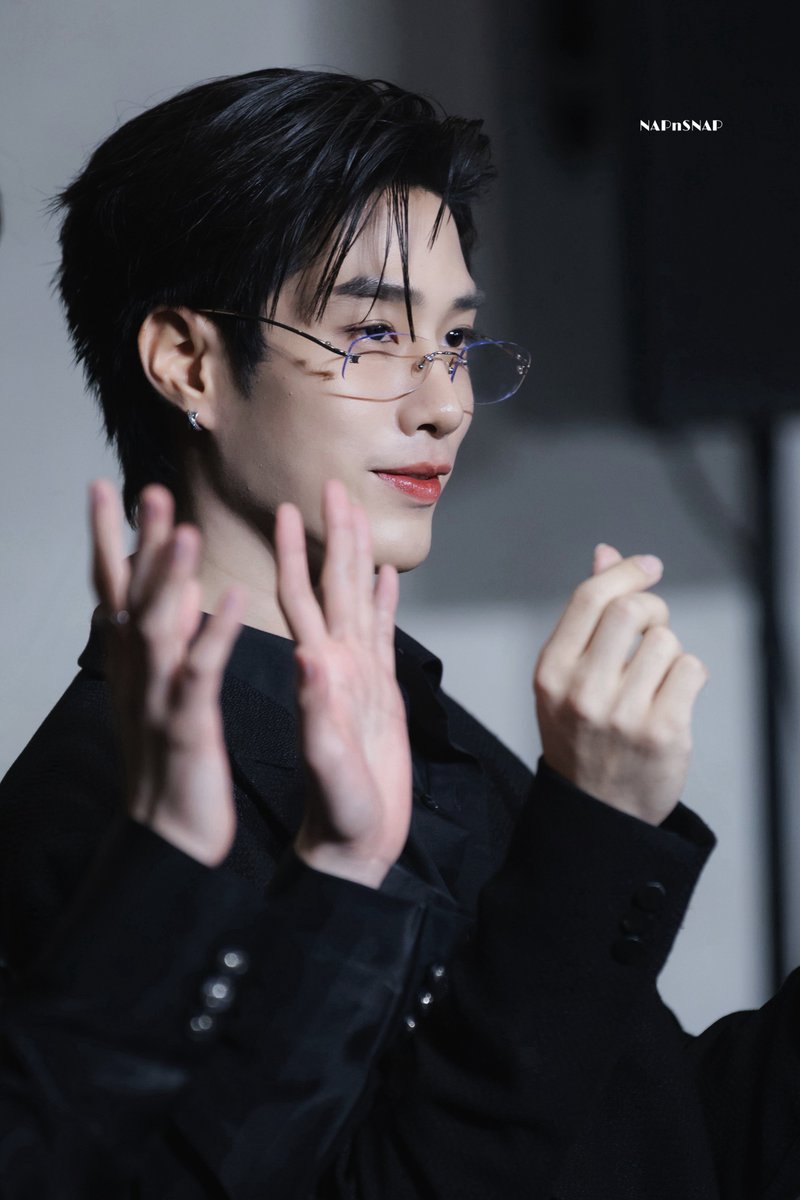 NAPnSNAP's tweet photo. จะล้มกับความหล่อของเติ้ลรอบที่พัน 🫠🖤

ZOMVIVOR X NETFLIX
TFO AT  ZOMVIVOR NIGHT
#ZomvivorAwakeningNight
#เติ้ลเฟิร์สวัน #TleFirstone #TLE_mtm 
#NAPnSNAP https://t.co/SbWBy3UxY0