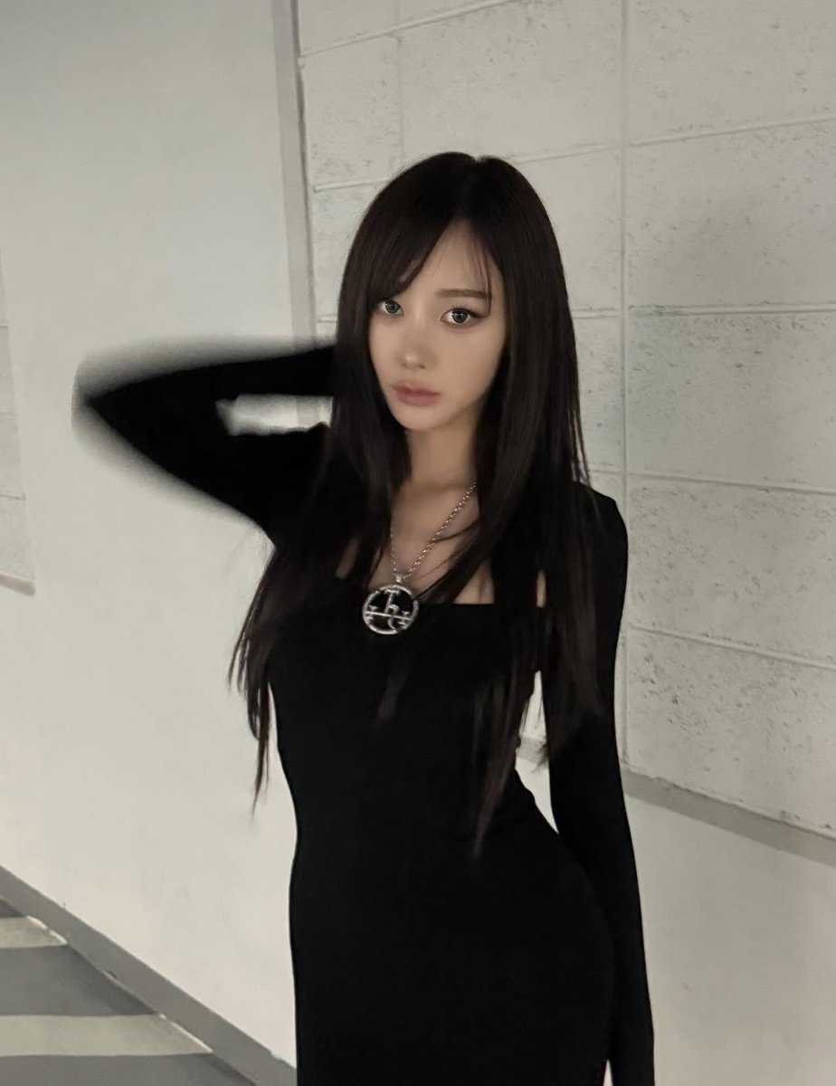 gisellespics's tweet image. vampire goth girlfriend