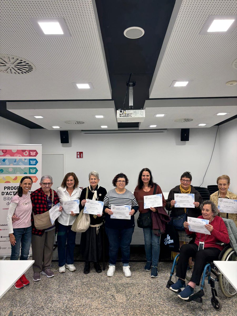 Cloenda del taller "Porta la salut al mòbil" a la Biblioteca Popular!💬📱Una experiència enriquidora per a alumnes i joves mentors 👥Gràcies per aprendre i compartir!💙 #Intergeneracional #BretxaDigital #CuraComunitària #MataróCiutatCuidadora