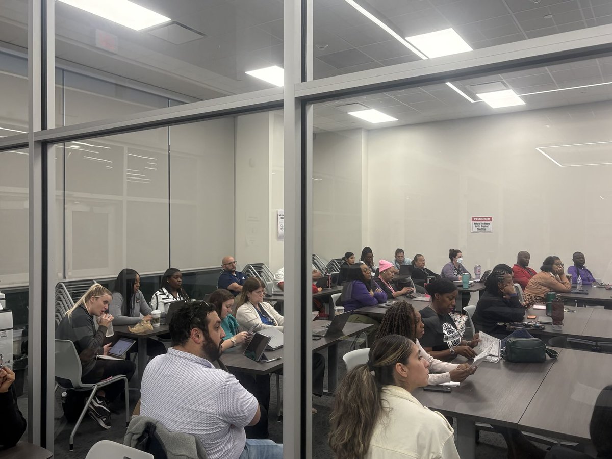 HumbleLib's tweet image. Our teachers are receiving training from the fabulous ESL department here at Humble High School 🐾💜🏫 ☺️