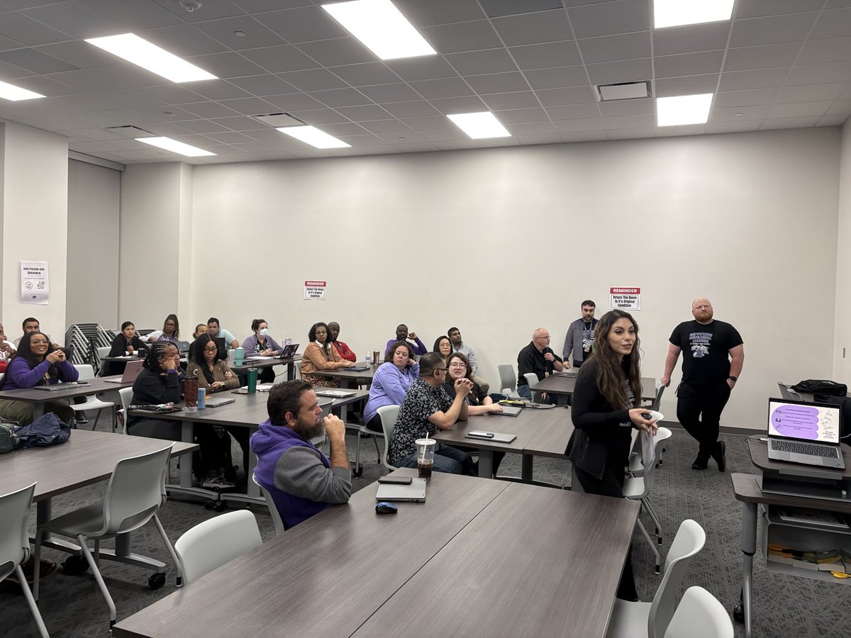 HumbleLib's tweet image. Our teachers are receiving training from the fabulous ESL department here at Humble High School 🐾💜🏫 ☺️