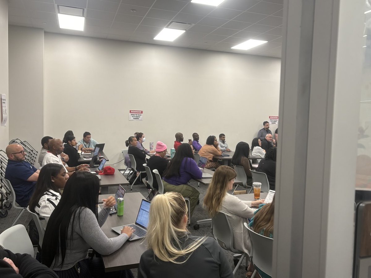 HumbleLib's tweet image. Our teachers are receiving training from the fabulous ESL department here at Humble High School 🐾💜🏫 ☺️