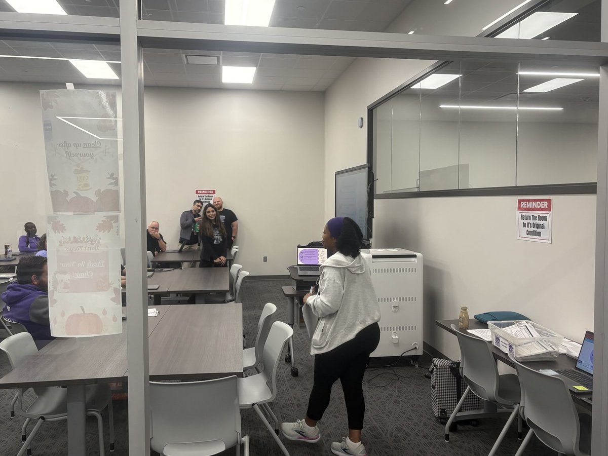 HumbleLib's tweet image. Our teachers are receiving training from the fabulous ESL department here at Humble High School 🐾💜🏫 ☺️