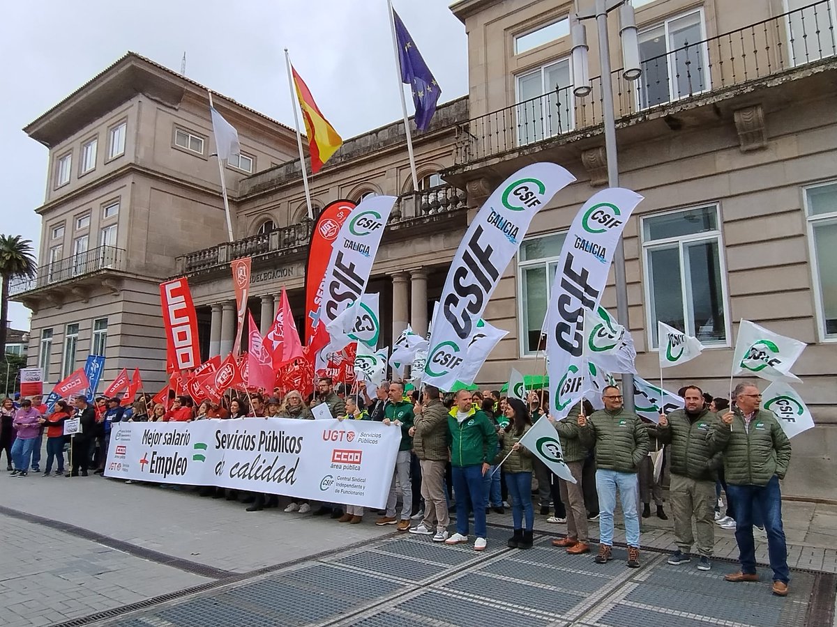 GaliciaCsif's tweet photo. 🗣 Cientos de empleados/as públicos/as hemos salido hoy a las calles en Galicia y en toda España para decir ¡basta ya! al ministro @oscarlopeztwit: o se sienta a negociar o tendrá HUELGA GENERAL.

#SubidaSalarialYa @CSIFnacional https://t.co/qZvVIJKCOA